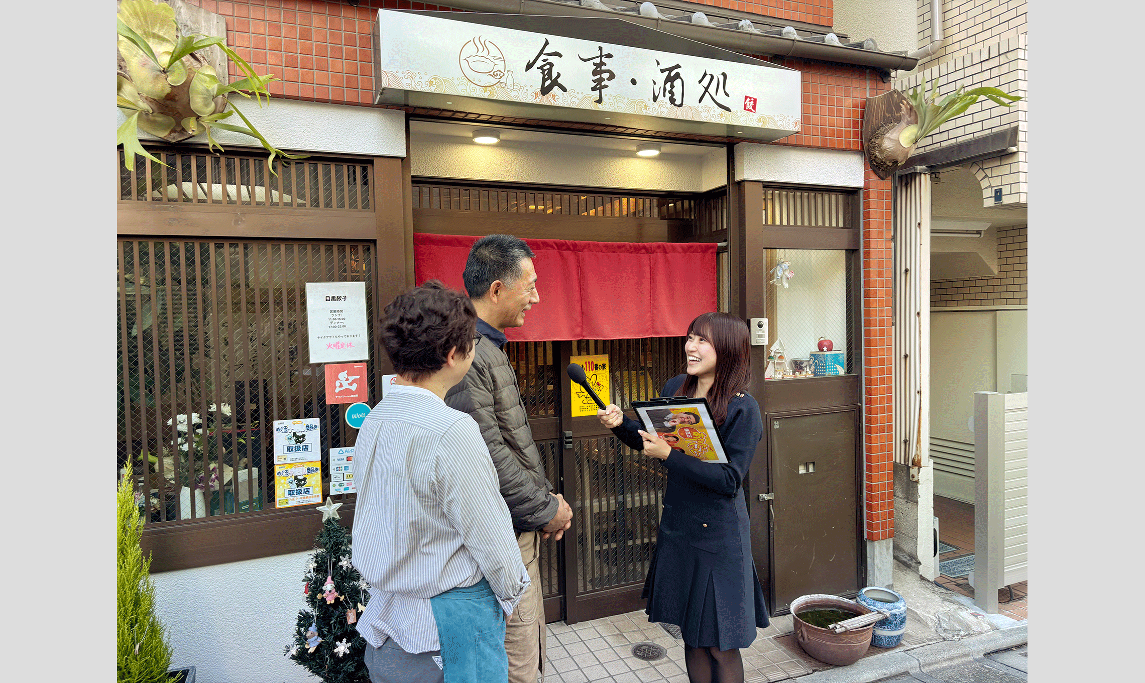 商店街から生中継を行う前島花音アナウンサー