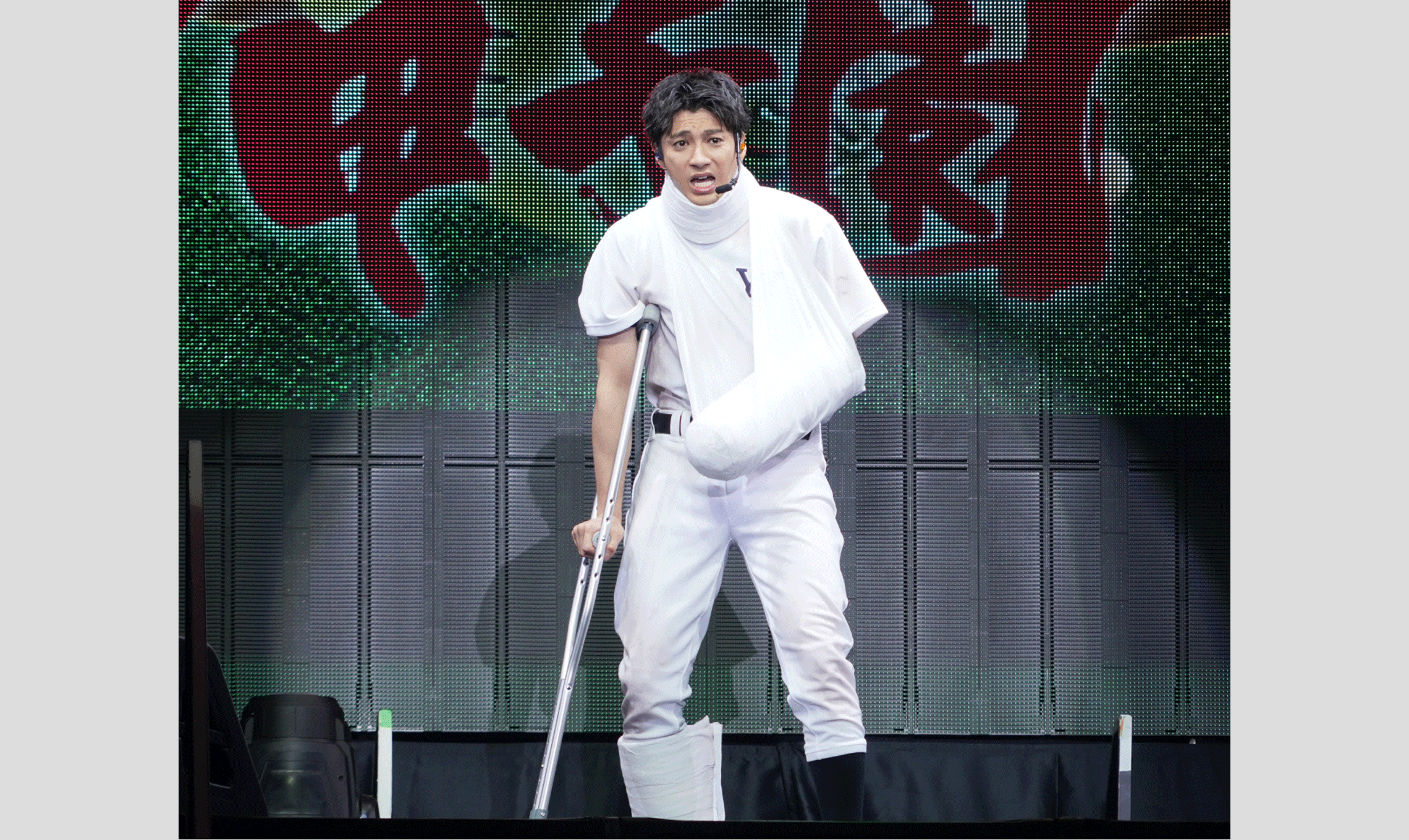 ギプス姿で現れた山田裕貴さん