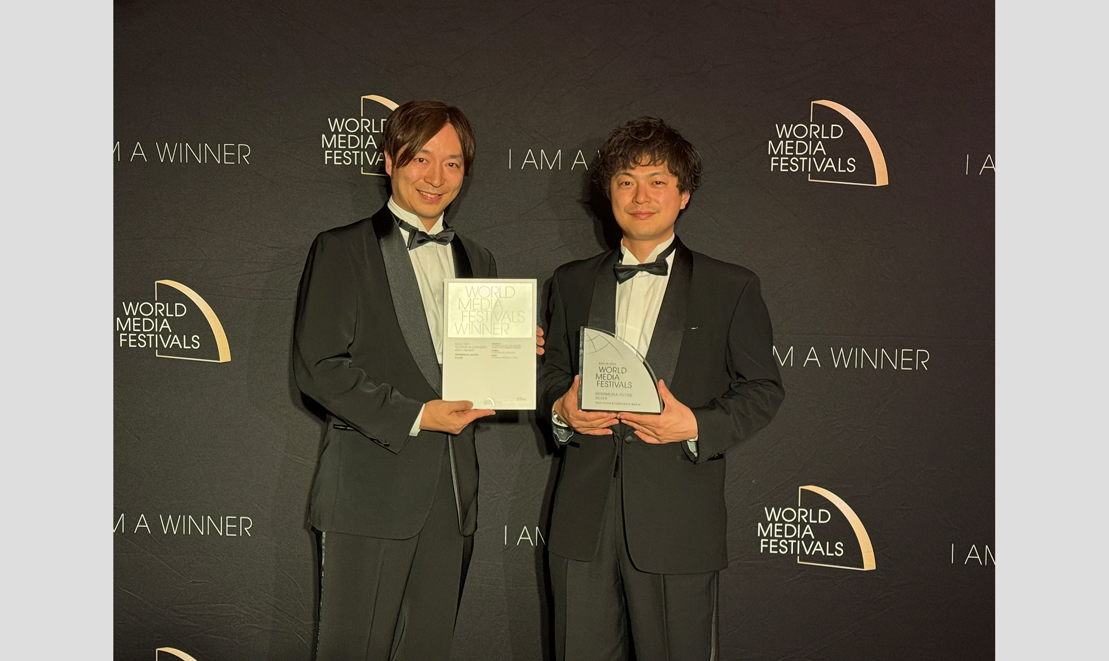 ベルリンでの授賞式に参加した矢﨑氏（左）、田中氏
